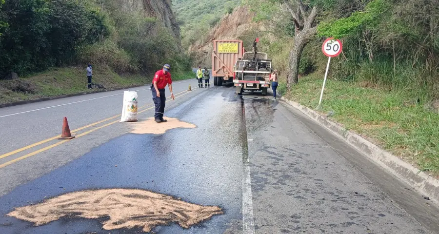 Derrame de Aceite de Motor en la vía Roldanillo a Bolívar Valle del Cauca