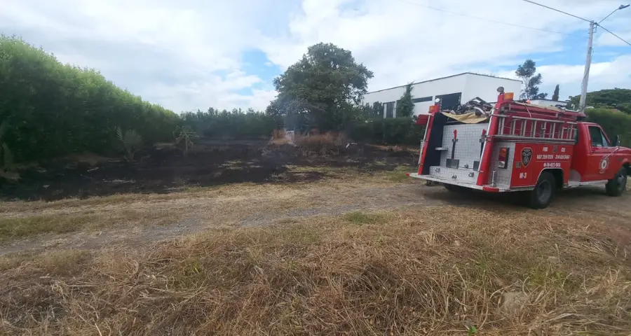 incendio de pastizal en el barrio Las Palmas, Roldanillo valle