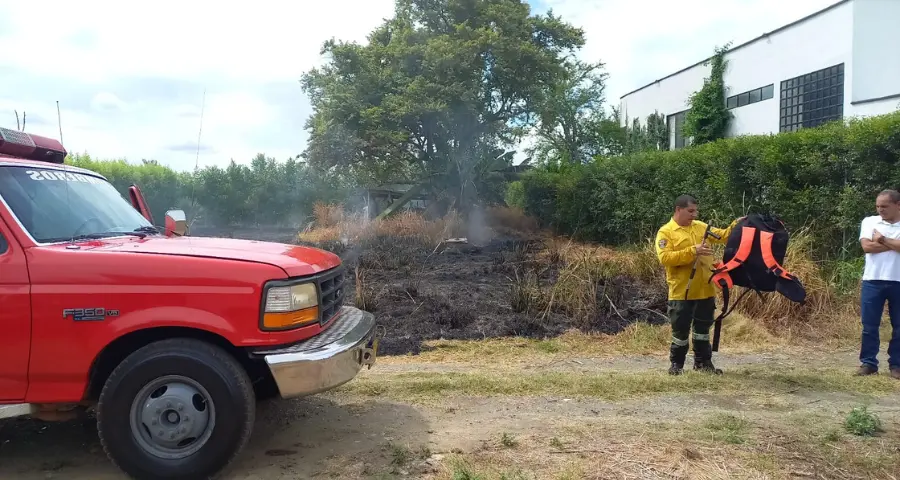 incendio de pastizal en el barrio Las Palmas, Roldanillo valle