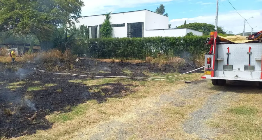 incendio de pastizal en el barrio Las Palmas, Roldanillo valle